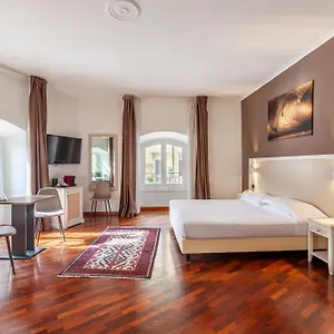 & 2*, Rome Italie